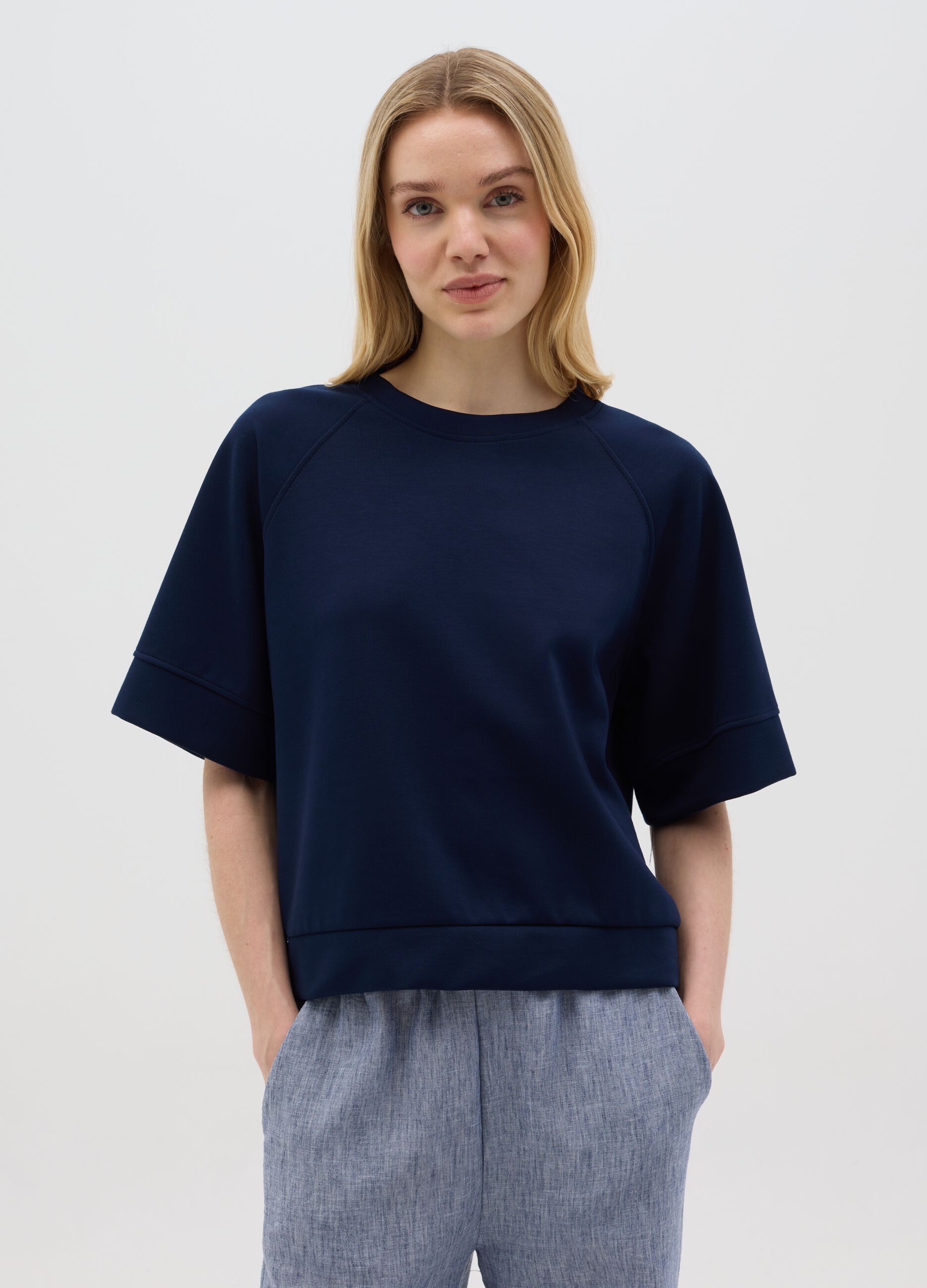 Maglia blu con maniche a kimono