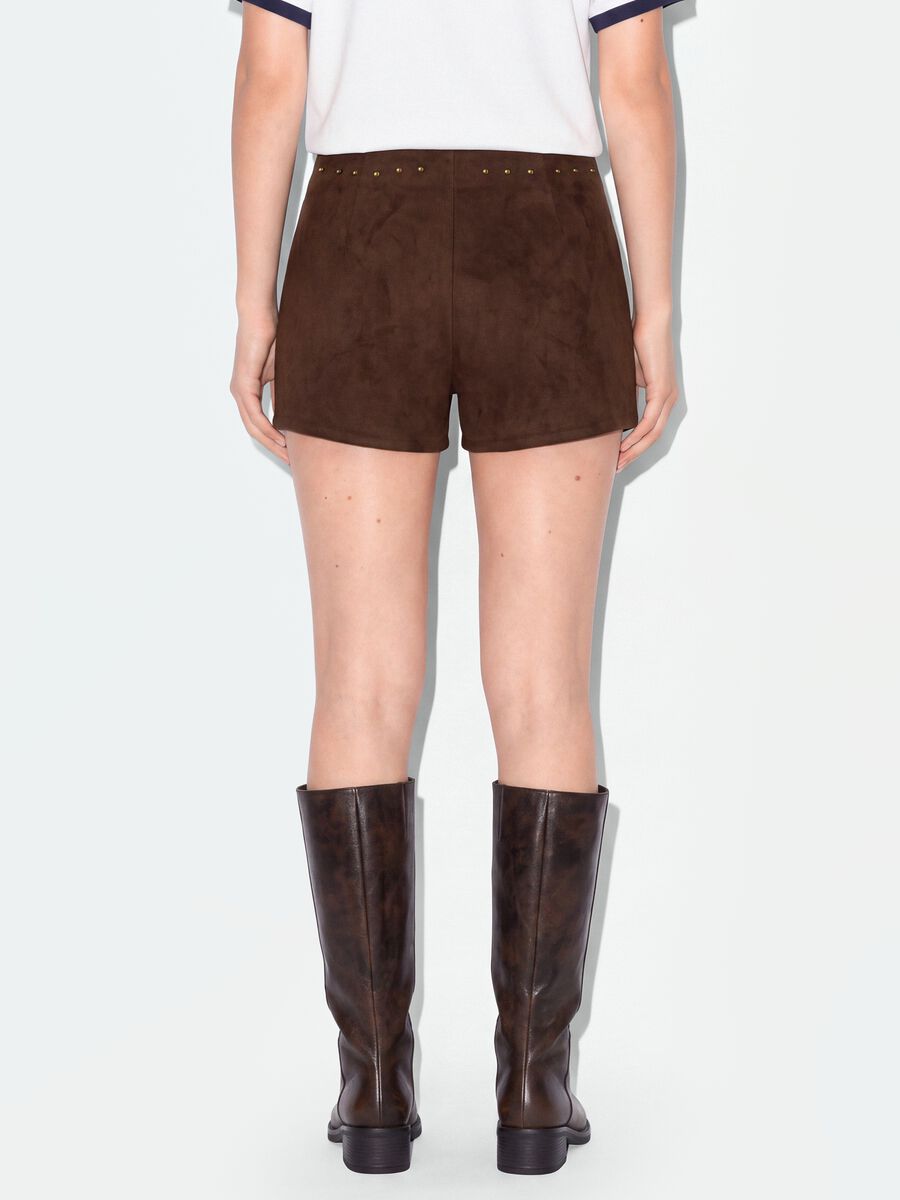 Mini shorts marroni in tessuto elasticizzato con borchie_3