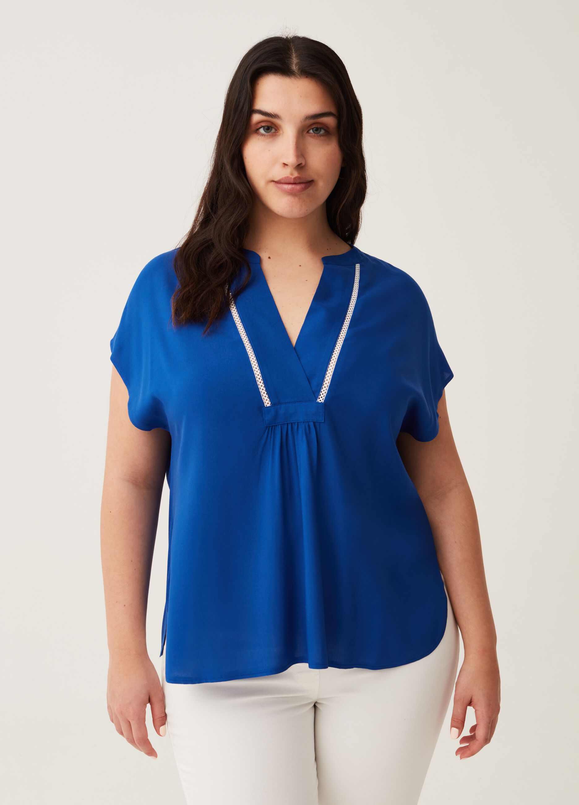 T-shirt in viscosa con scollo a V Curvy MYA_0