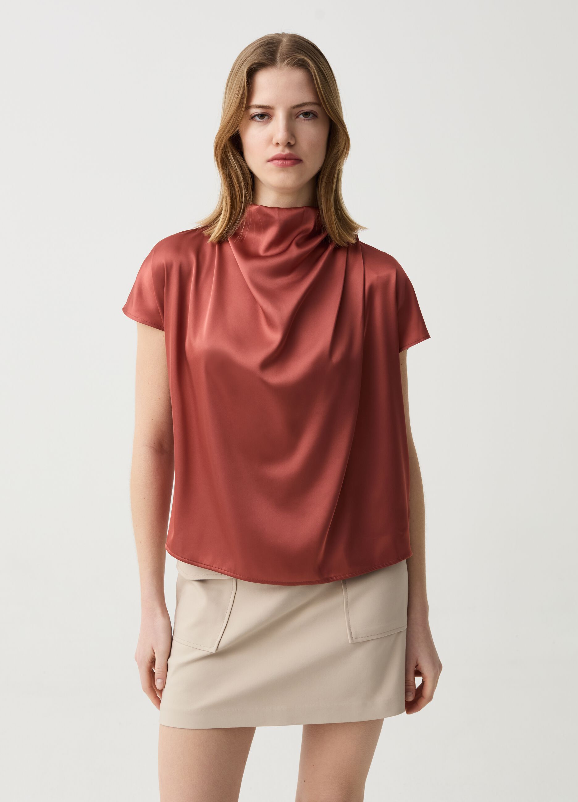 Blusa in satin collo alto con drappeggio