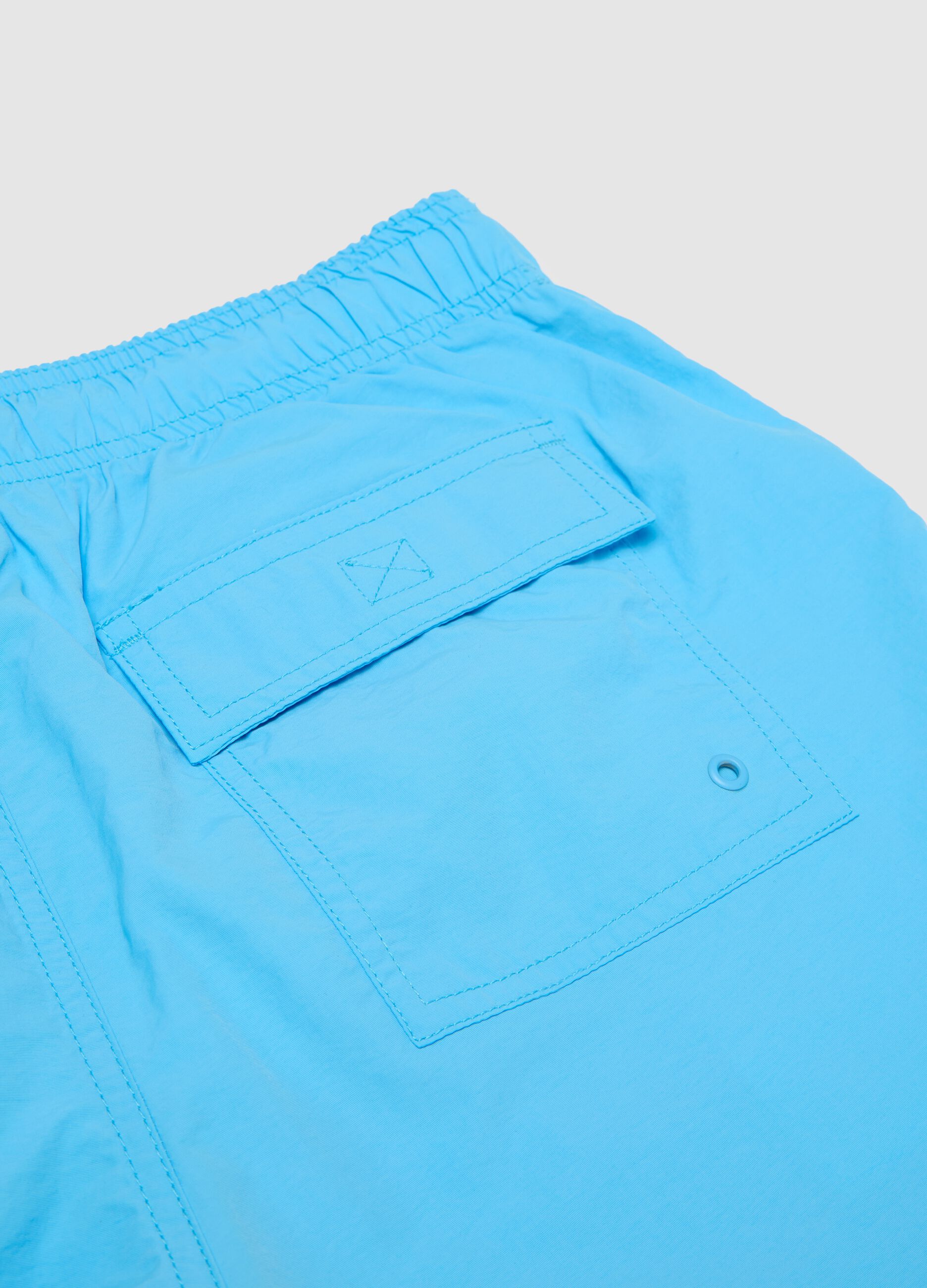 Men’s regular-fit swim boxers in light blue blend with elastic waist