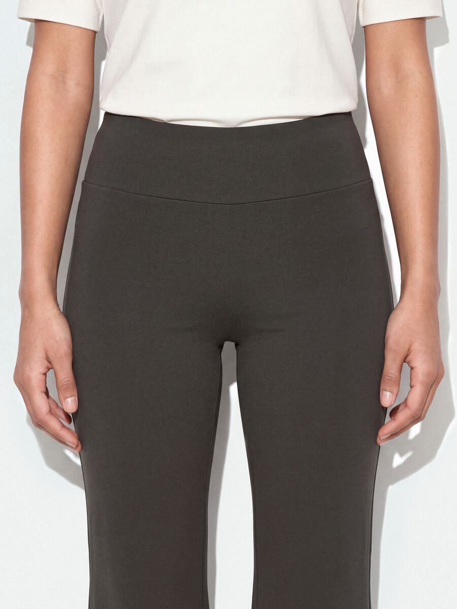 Pantaloni flare grigi in cotone elasticizzato_2