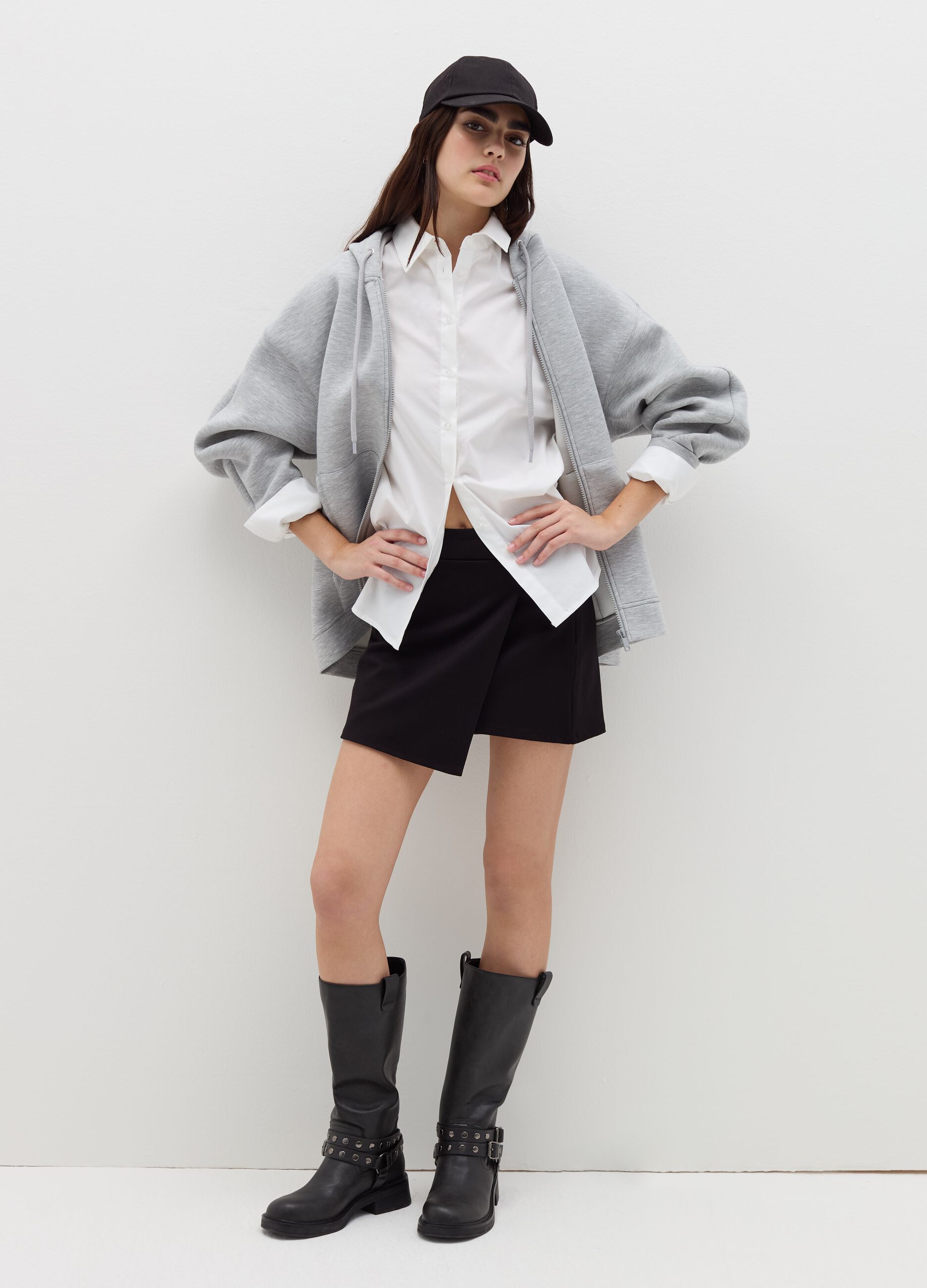 Oversized sweatshirt with hood and zip