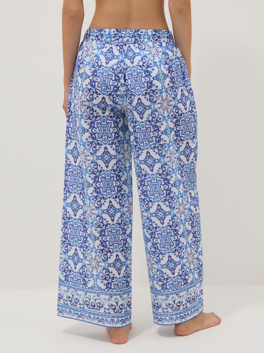 Blue pure cotton trousers with all-over print_2