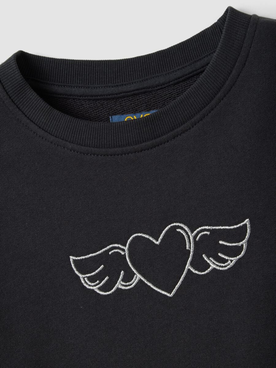 Felpa nera in puro cotone con girocollo e stampa cuori per bambina_2