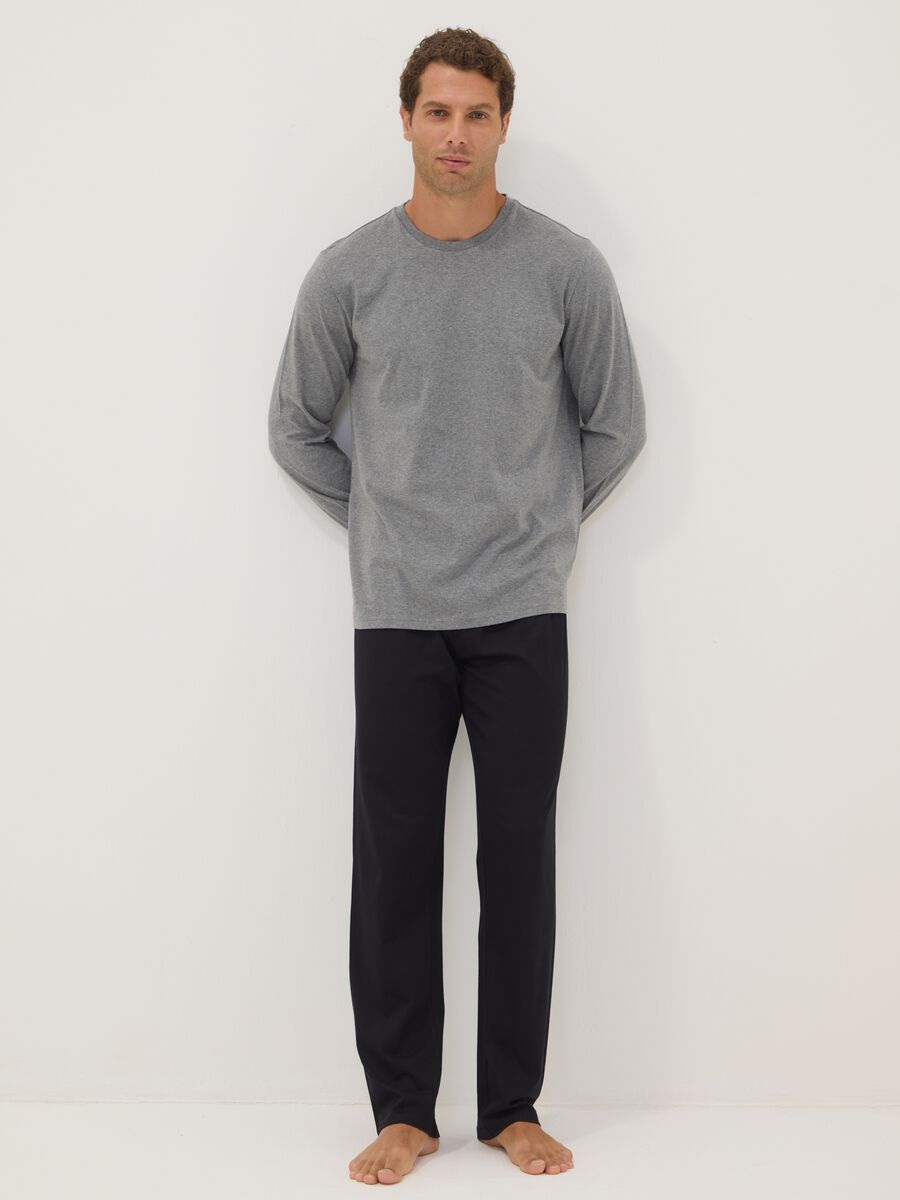 Pigiama grigio in cotone organico con maglia a maniche lunghe_0