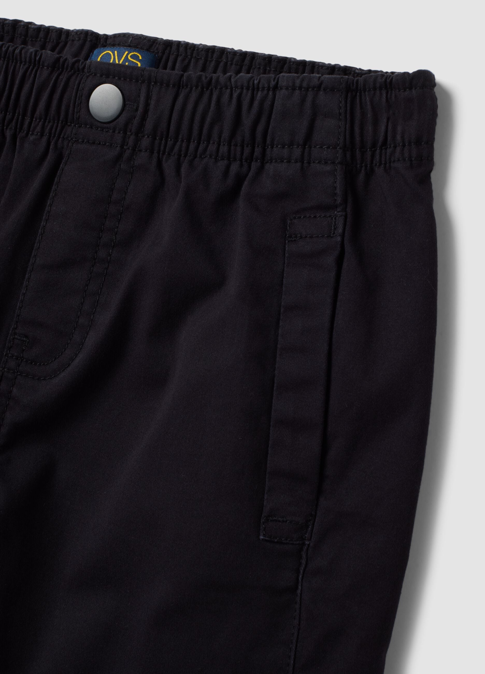 Pantaloni neri in cotone elasticizzato con fondo elasticizzato per bambino