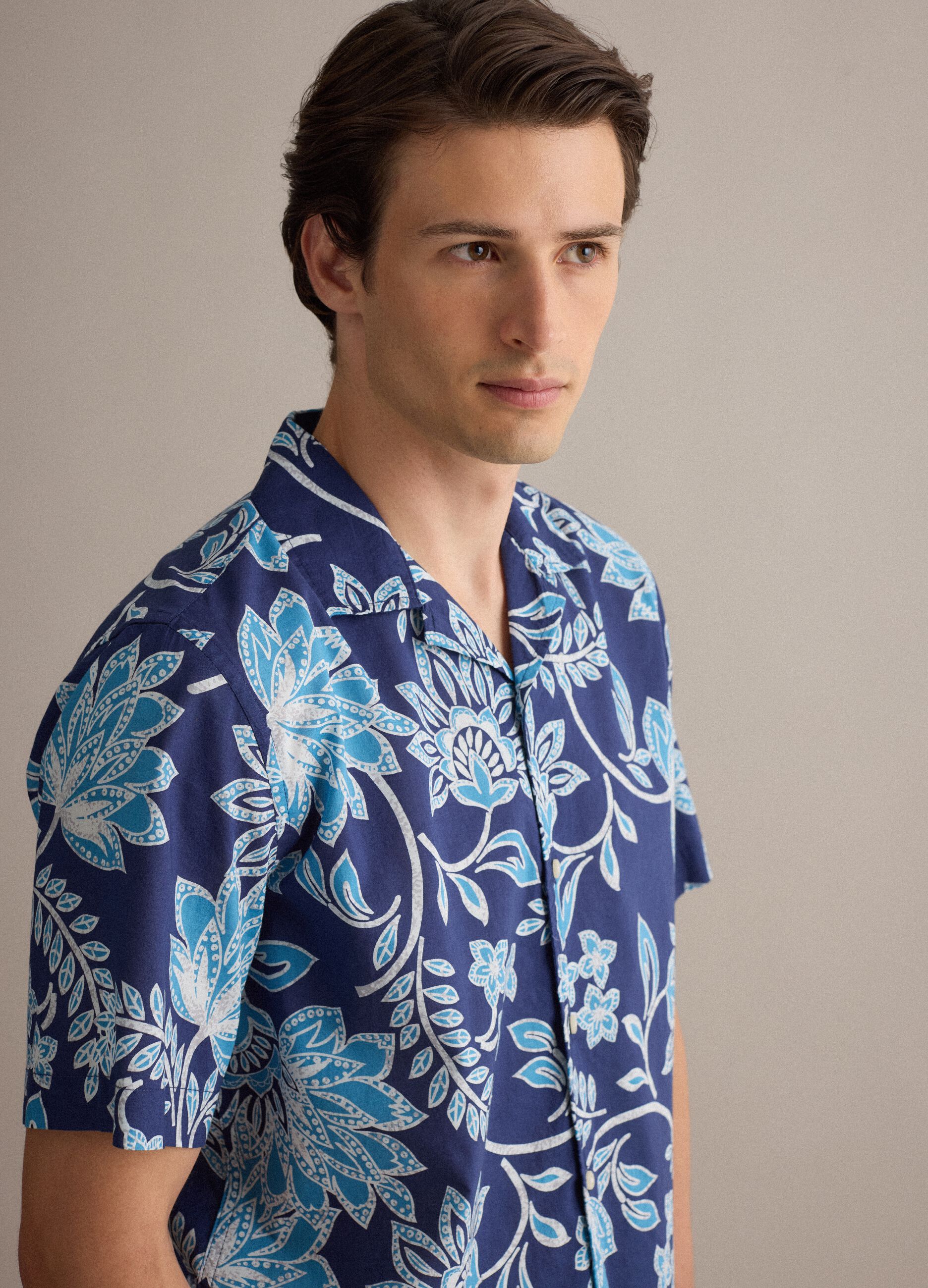 Men&rsquo;s organic cotton blue short-sleeve shirt with floral print