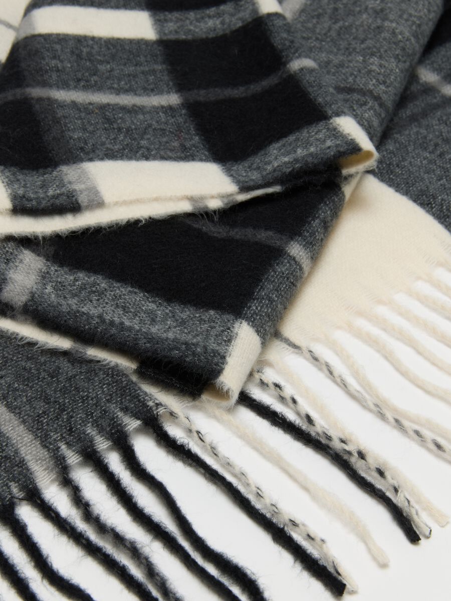 Multicolor checked scarf with fringes_2