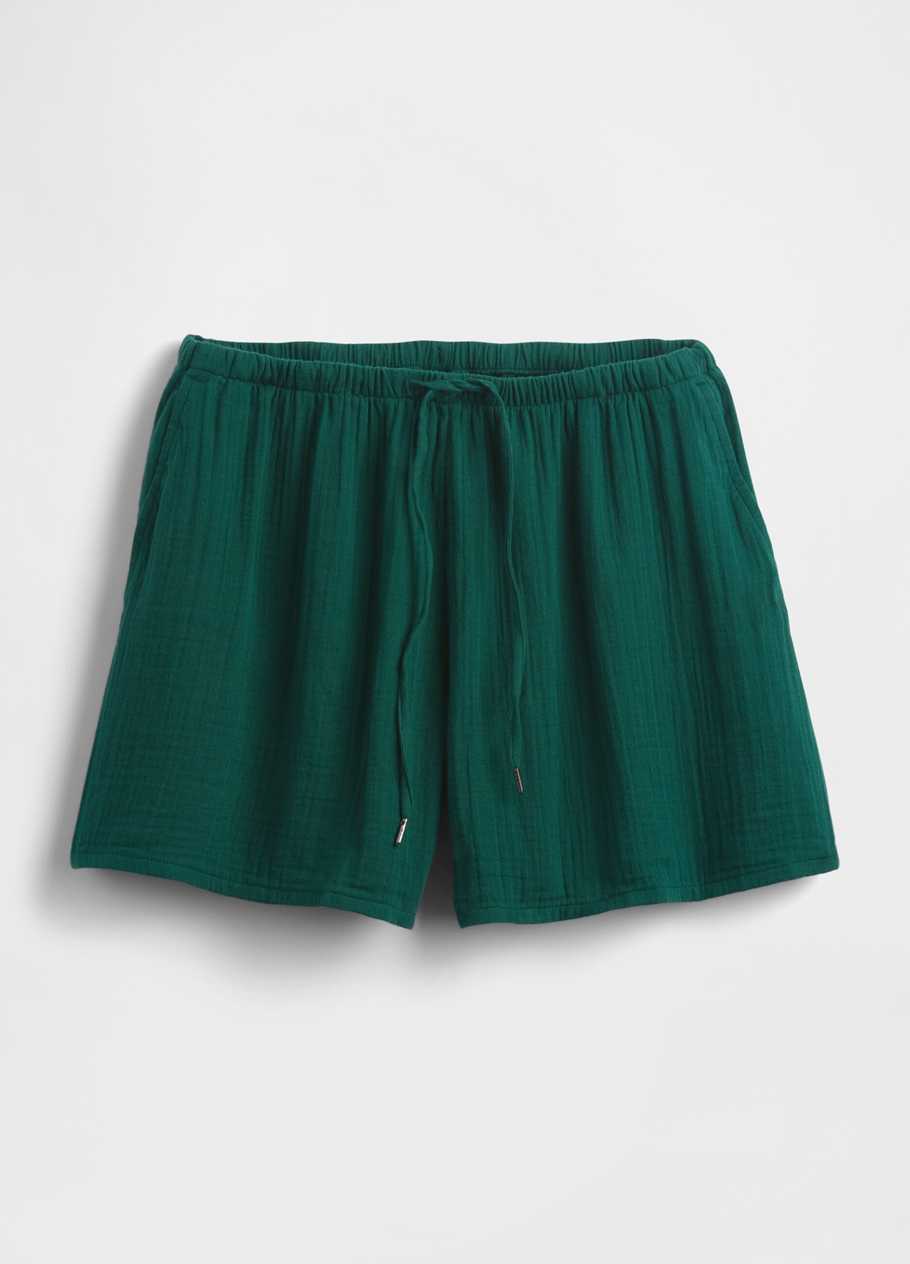 Green suit in lightweight fabric for summer 2025
