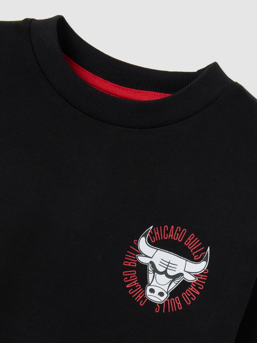 T-shirt da bambino in cotone nero con logo Chicago Bulls_1