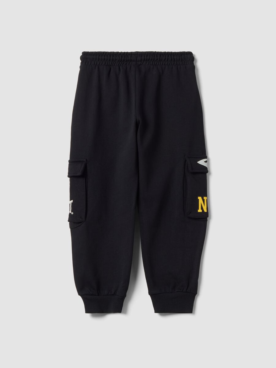 Black pure cotton cargo jogger trousers with appliqu&eacute; for boys_1