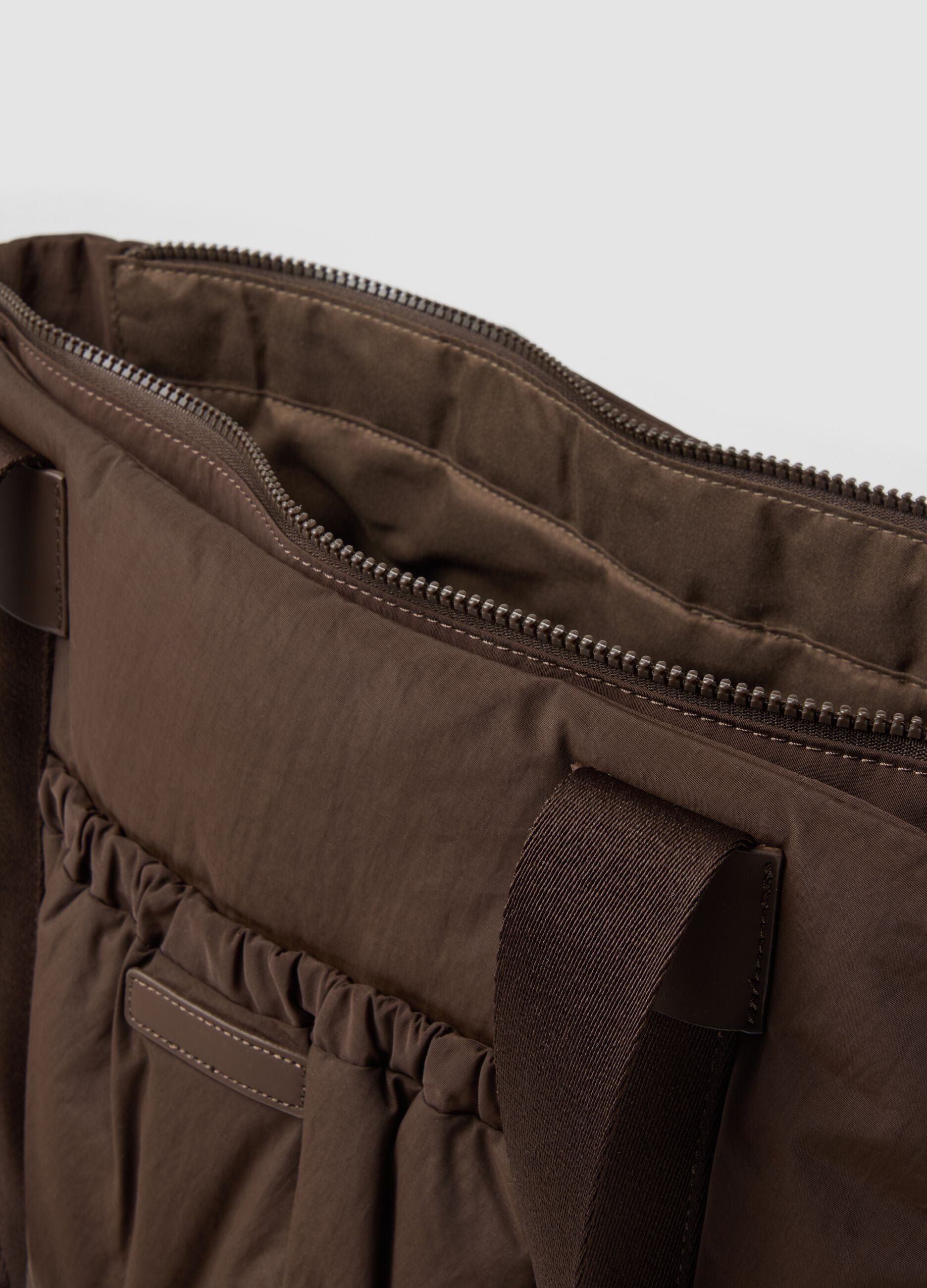 Borsa shopper marrone con tasca esterna arricciata