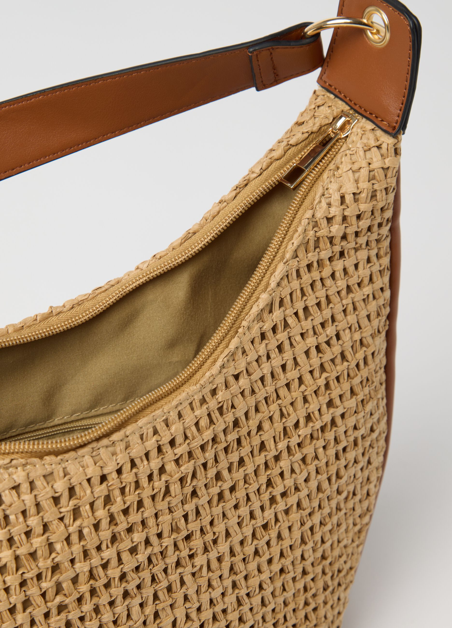 Crossbody bag in woven straw