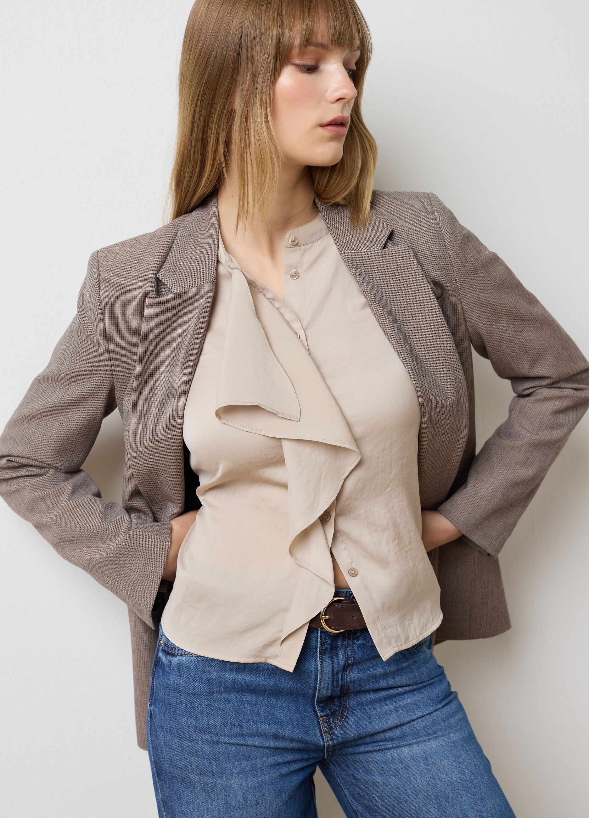Camicetta beige con collo alla coreana