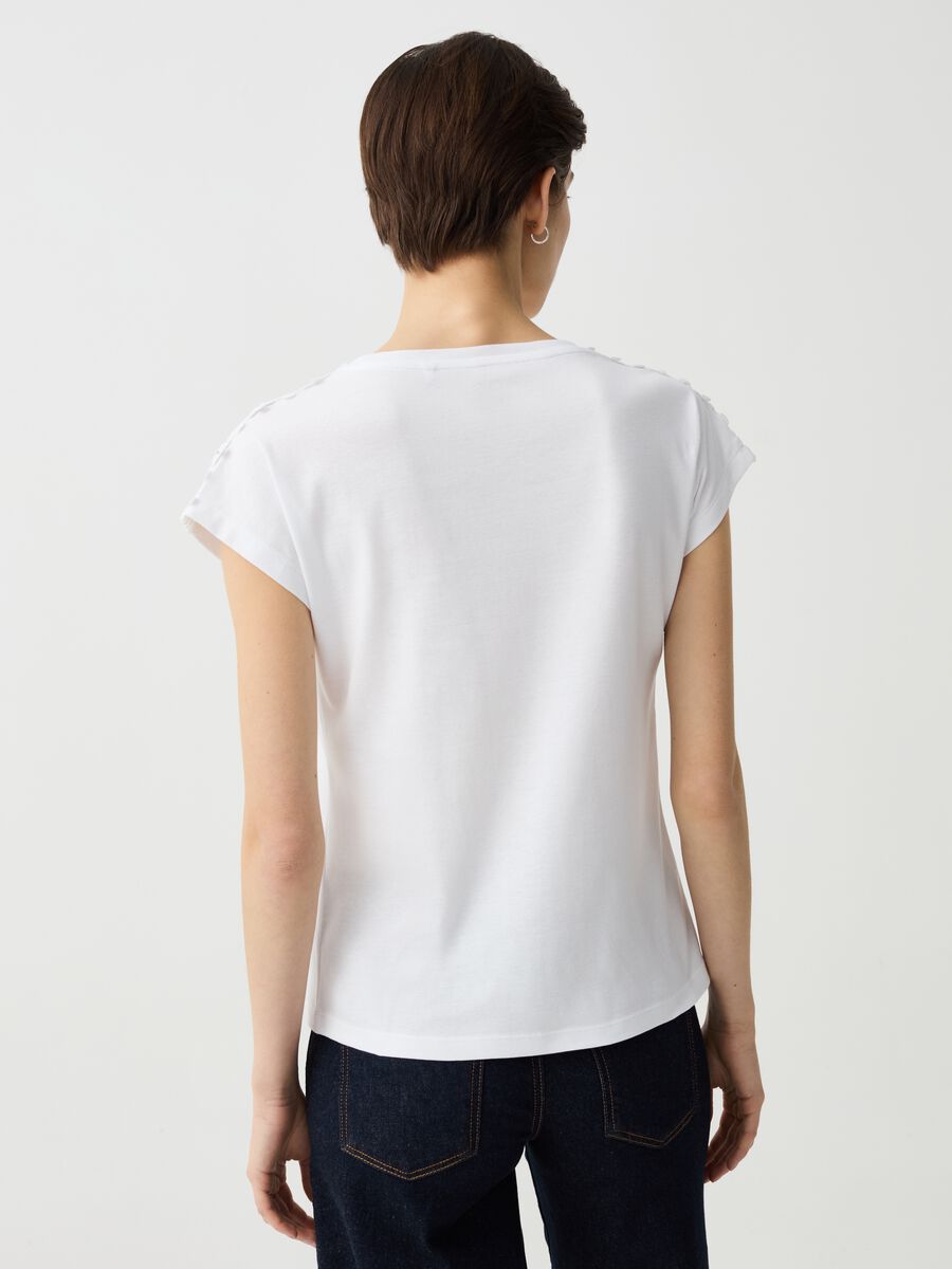 T-shirt con applicazione in pizzo floreale_2