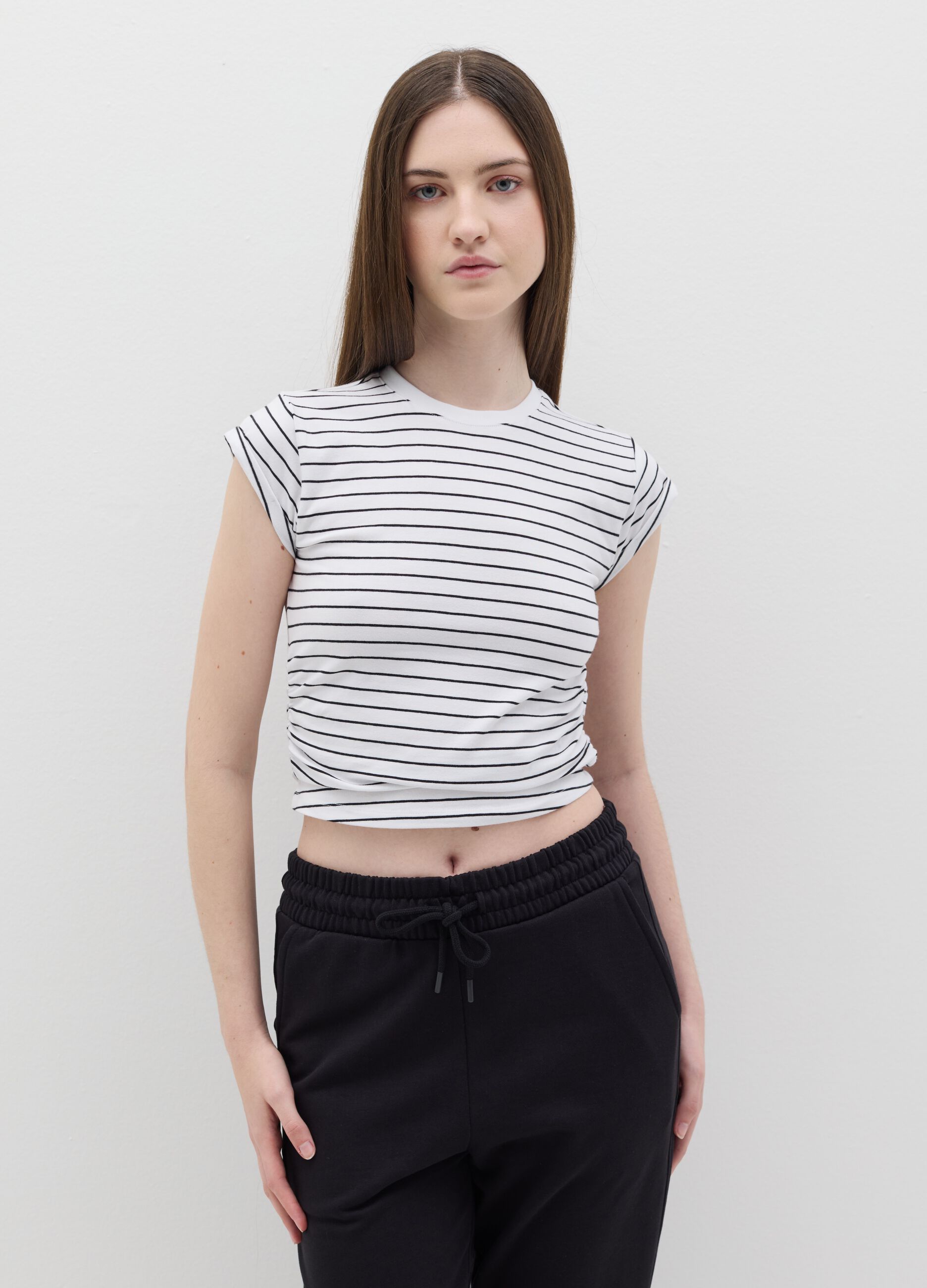 Slim-fit T-shirt with striped gathering on the side