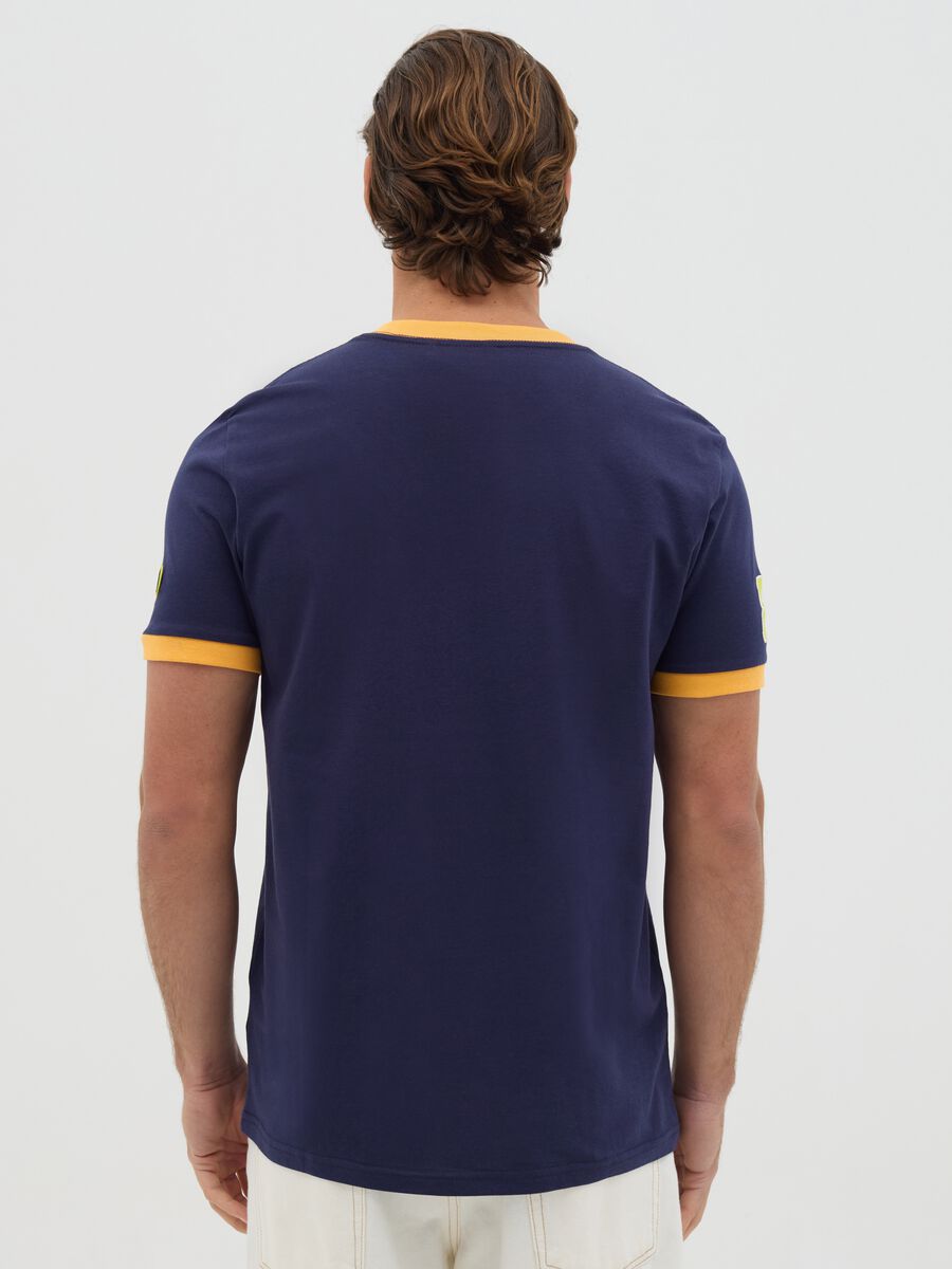 Blue T-shirt with short sleeves and orange details_3