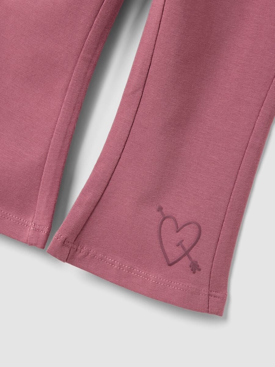 Leggings flare viola in misto cotone organico elasticizzato con stampa cuore per bimba_2