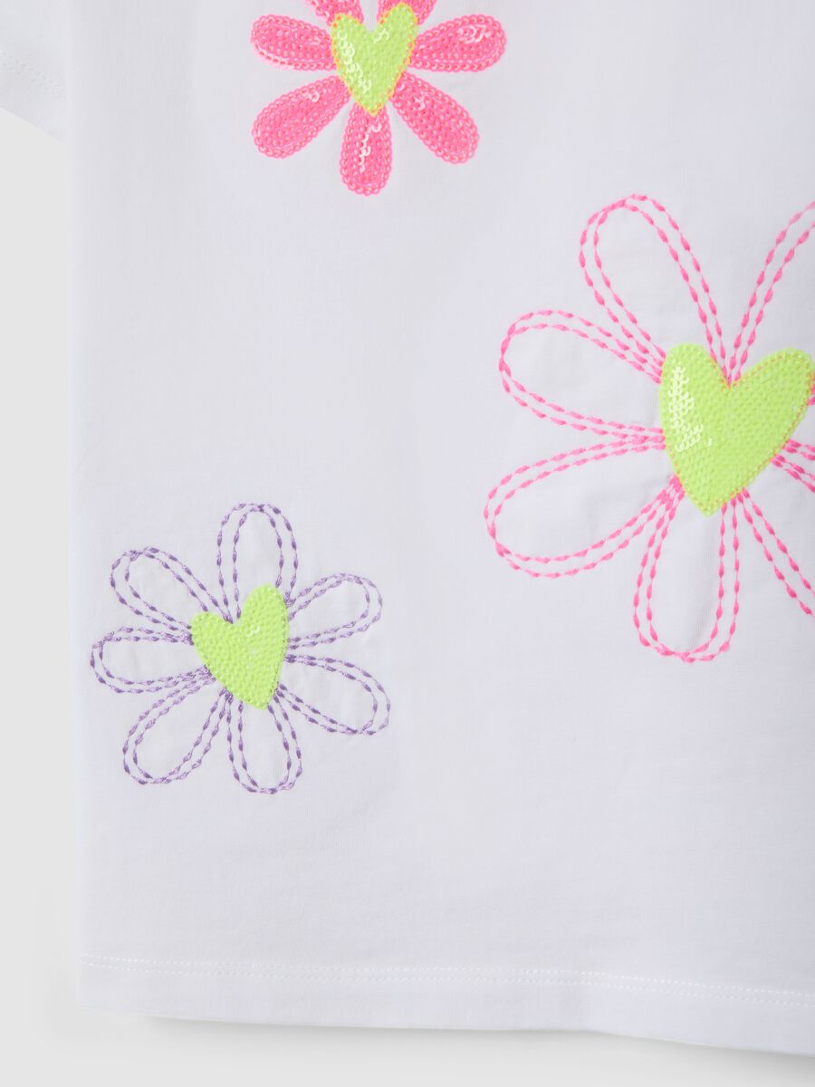 T-shirt in cotone elasticizzato bianca da bambina con fiori ricamati_3