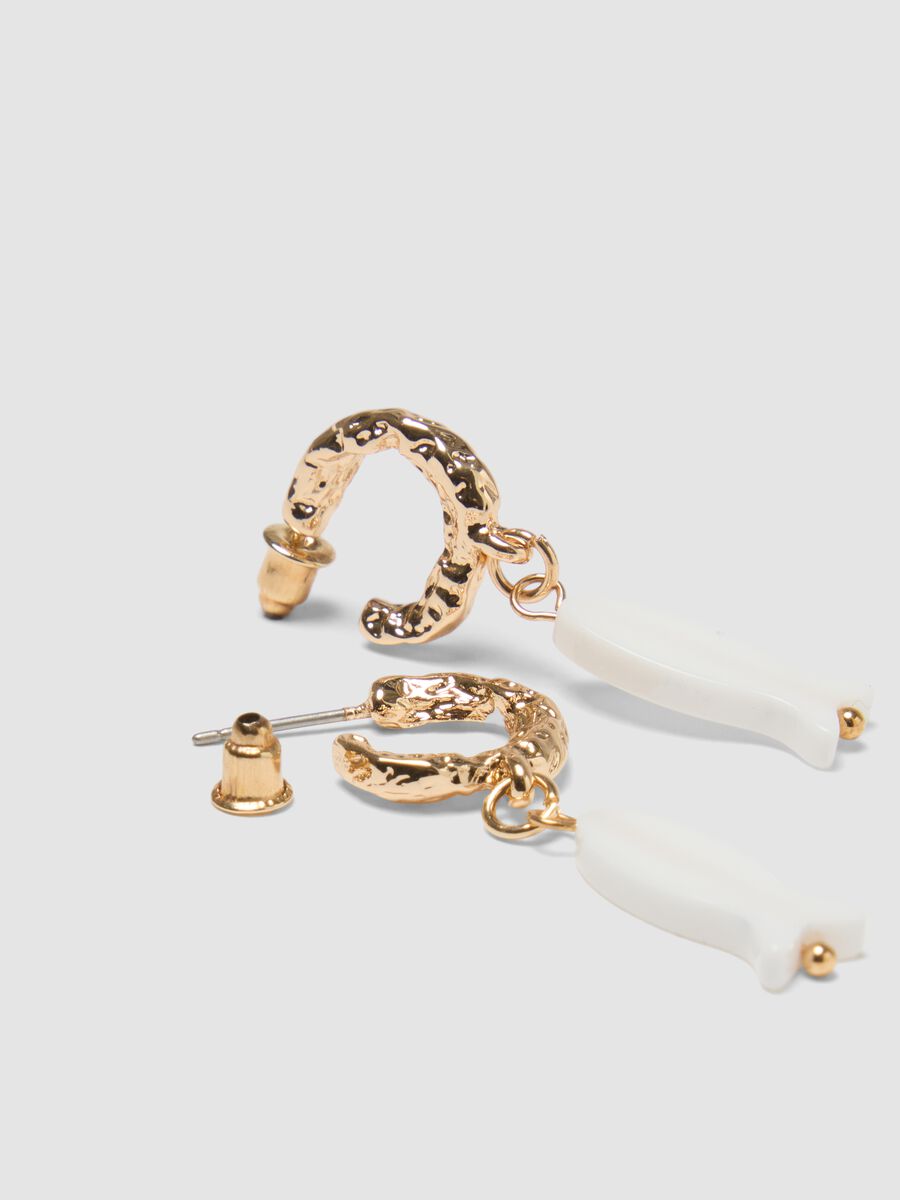 Earrings with white fish-shaped charms_2