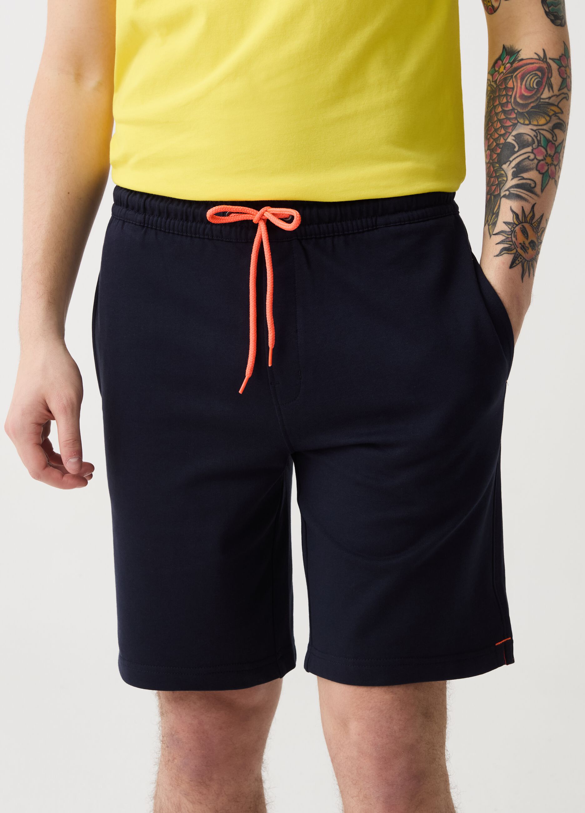 Bermuda joggers with contrasting drawstring