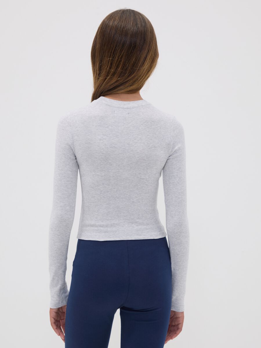 T-shirt grigia in cotone organico elasticizzato con collo a costine per ragazza_1