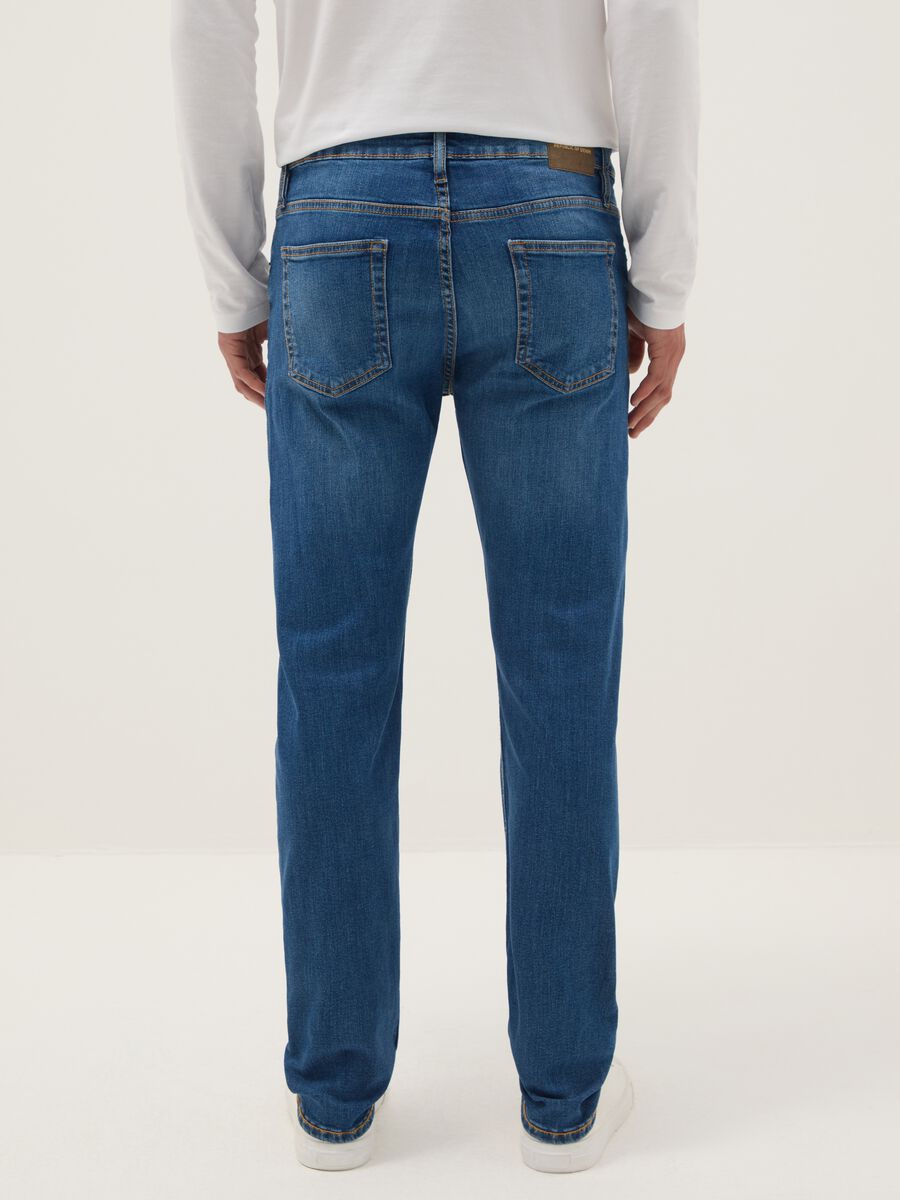 Jeans in cotone elasticizzato blu slim fit con cinque tasche_2