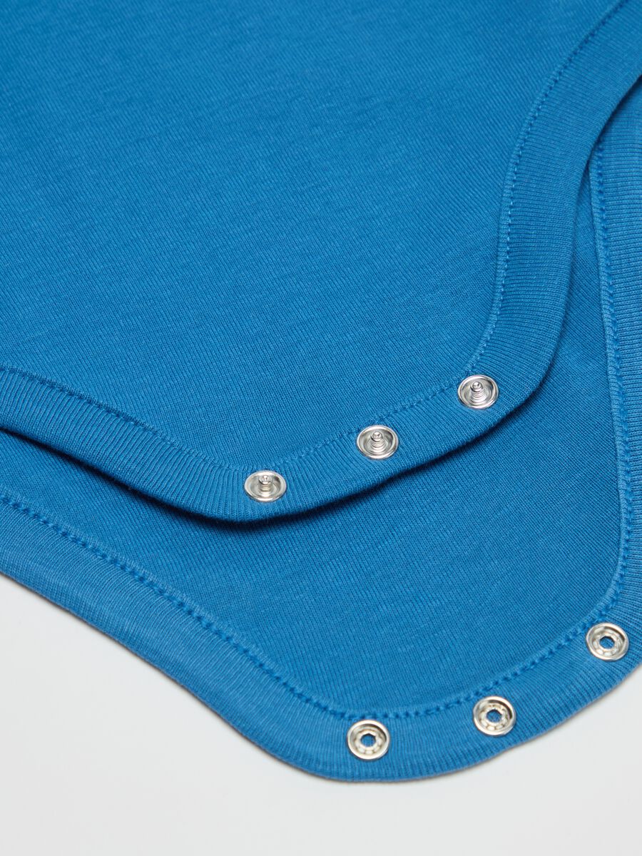 Three-pack organic cotton bodysuits with short sleeves_3