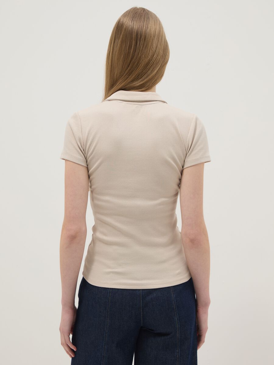 Polo in cotone elasticizzato beige regular fit deep V_3