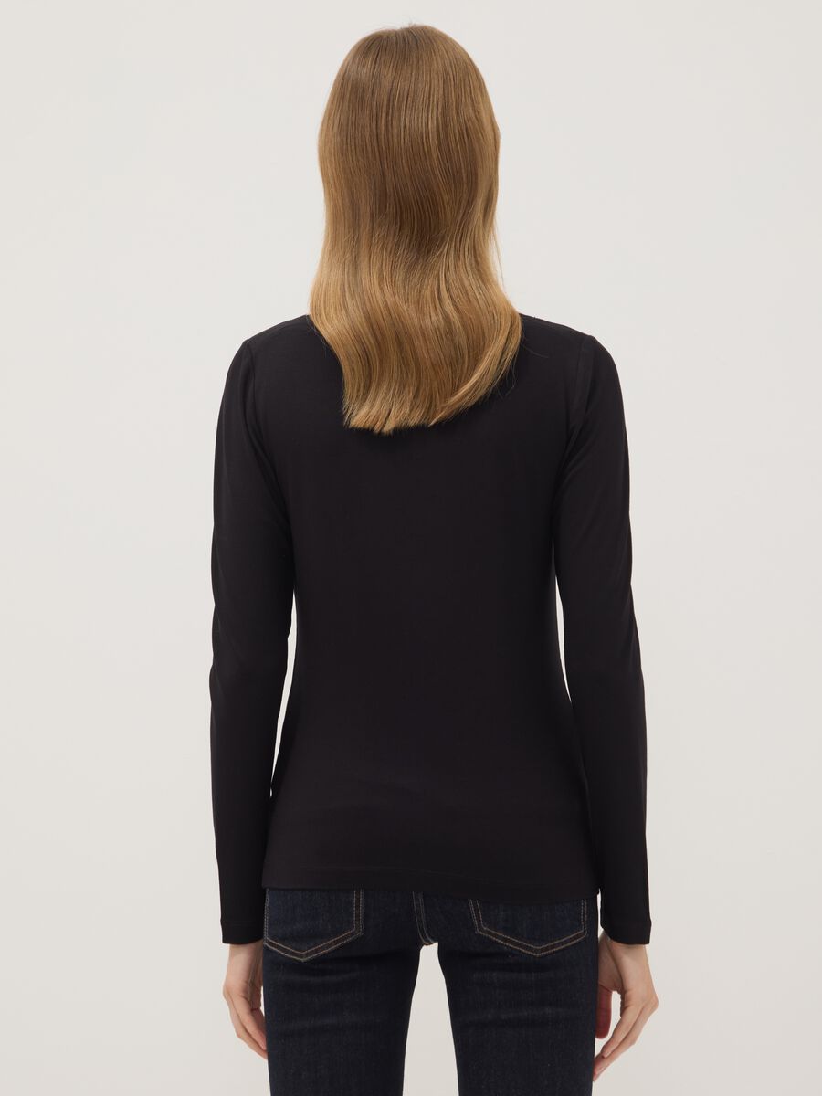 T-shirt nera in viscosa elasticizzato a maniche lunghe_3
