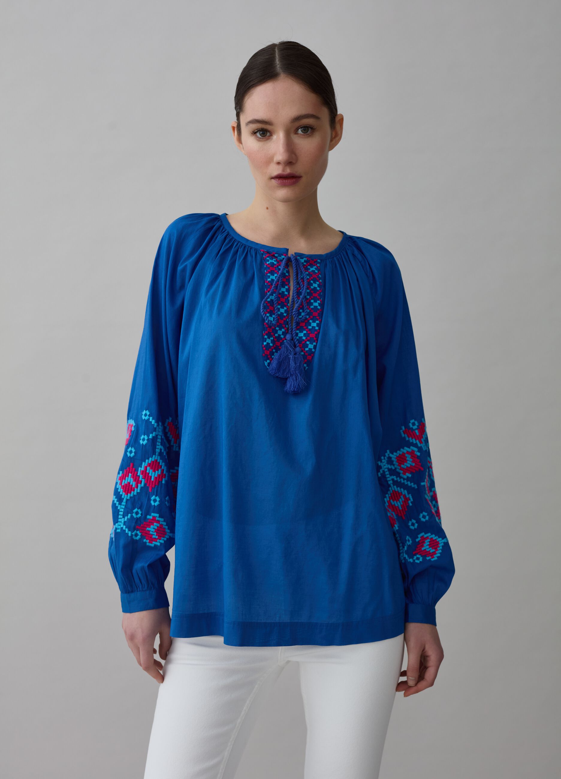 Blusa over con ricami etnici e nappine