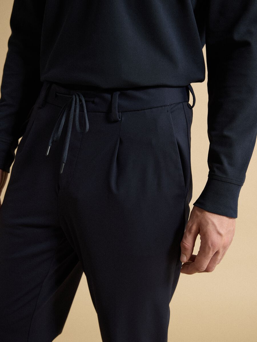 Pantaloni blu in tessuto elasticizzato 4 Way Stretch regular fit Easy Iron_2