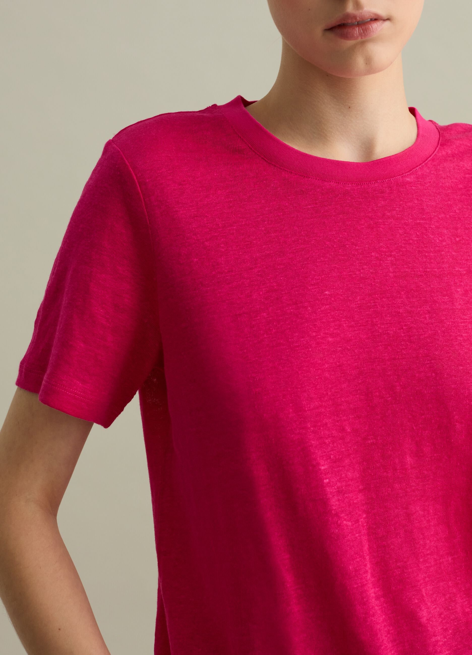 Linen T-shirt with round neck