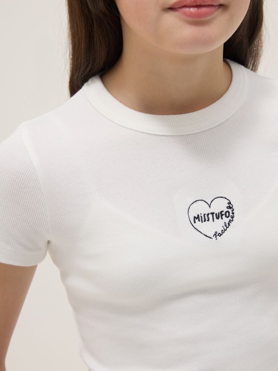 T-shirt fitted in cotone elasticizzato bianca da ragazza con frase_2