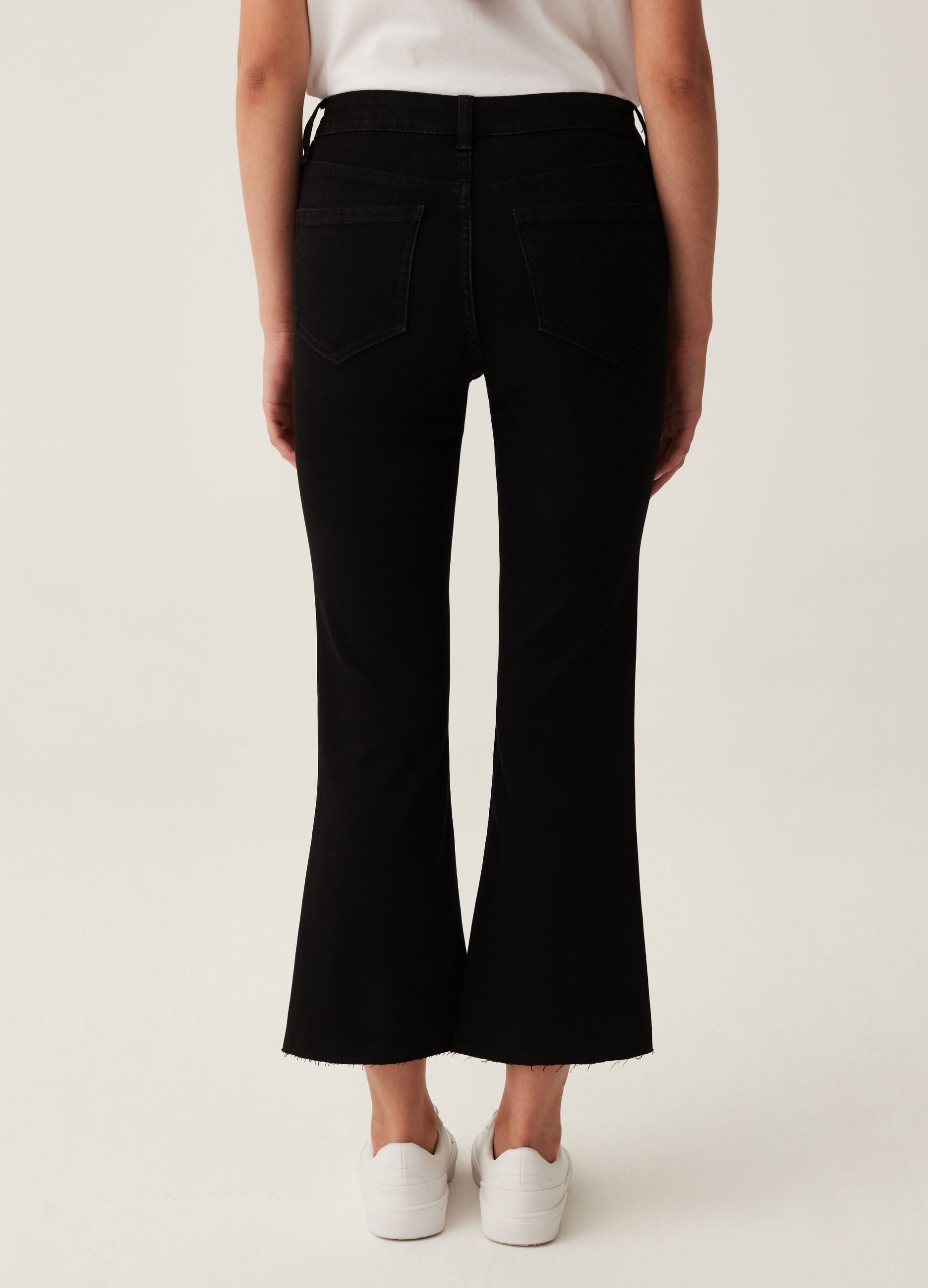 Jeans cropped flare fit con orlo a vivo_2