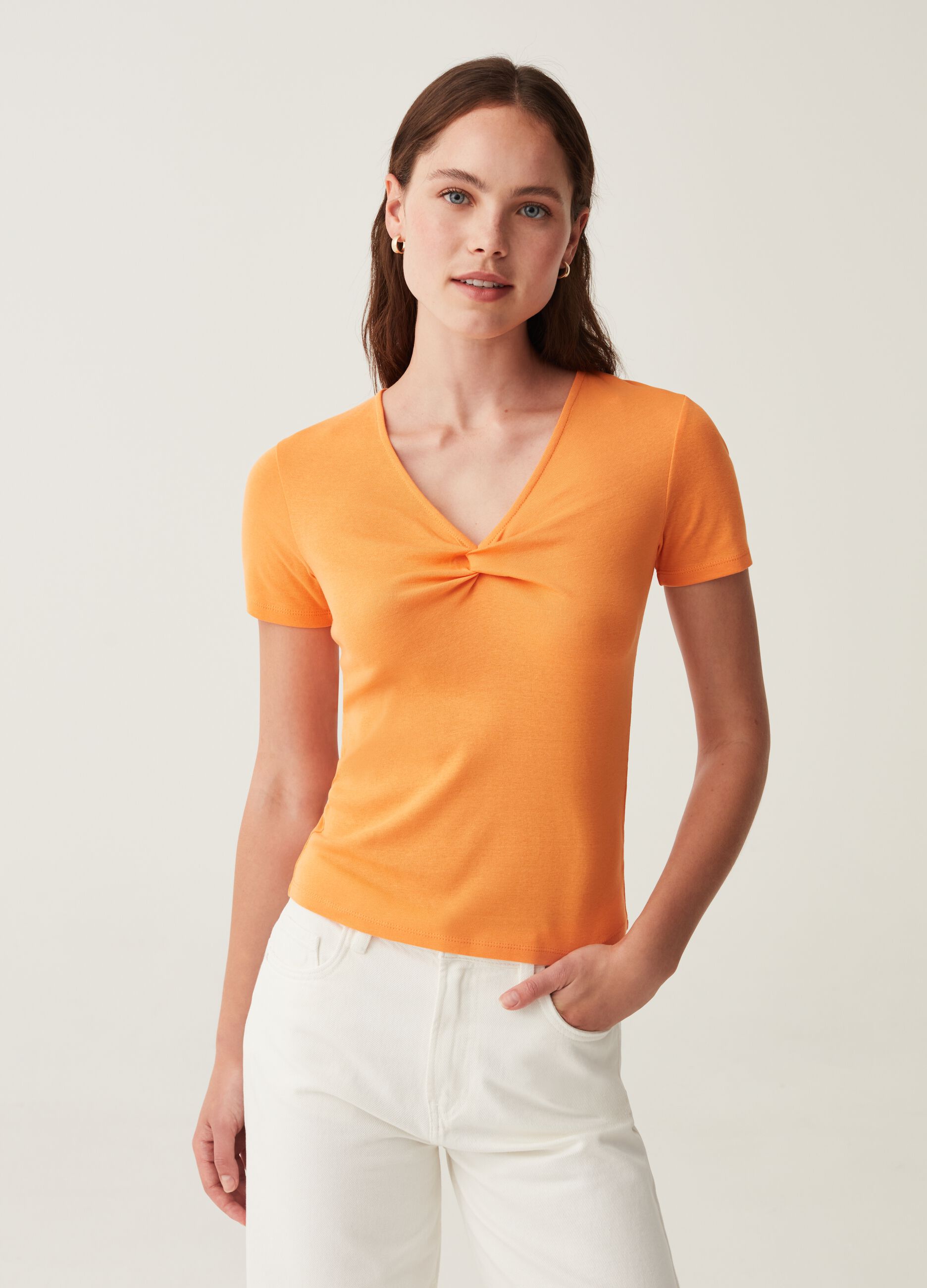 T-shirt con scollo a V e nodo_0