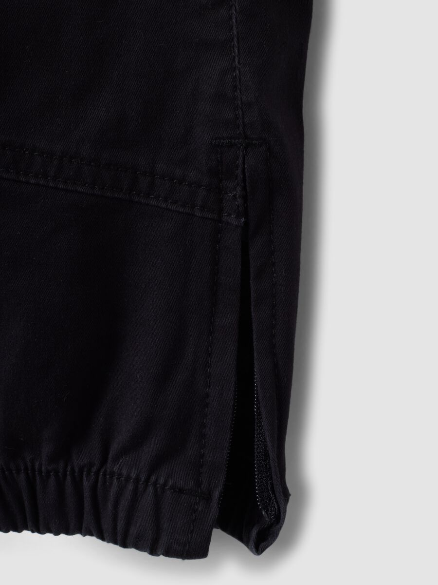 Pantaloni neri in cotone elasticizzato con fondo elasticizzato per bambino_3
