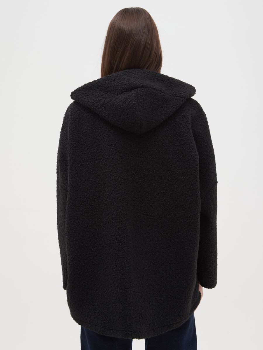 Cappotto nero regular fit con bottoni e cappuccio_2