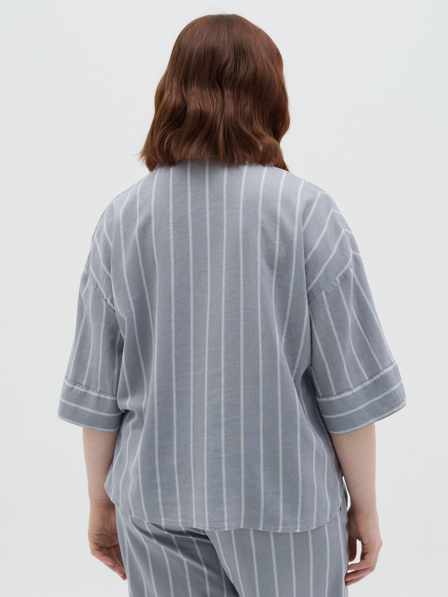 Curvy grey pinstriped shirt with kimono sleeves_3