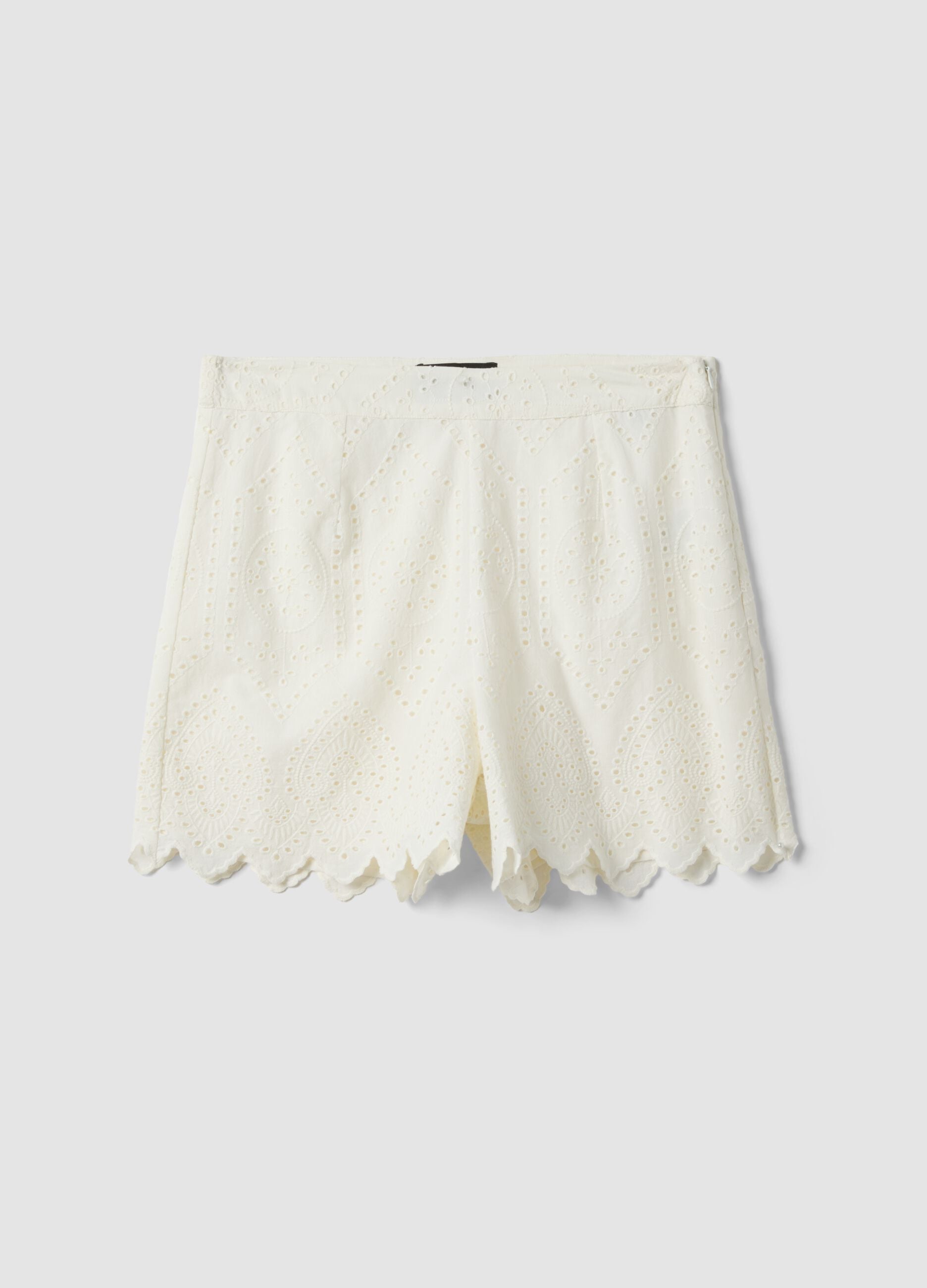 Shorts bianchi in puro cotone sangallo con fondo smerlato regular fit