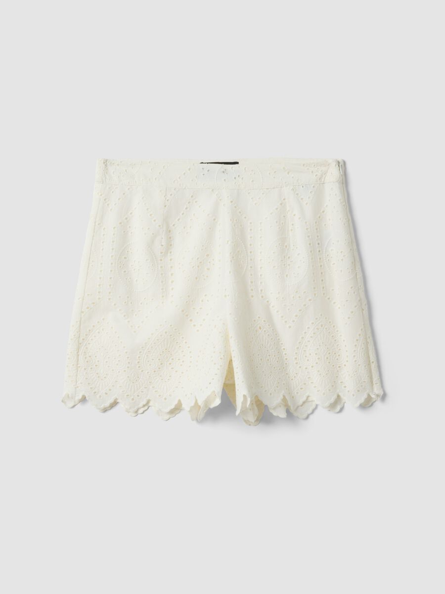 Shorts bianchi in puro cotone sangallo con fondo smerlato regular fit_4