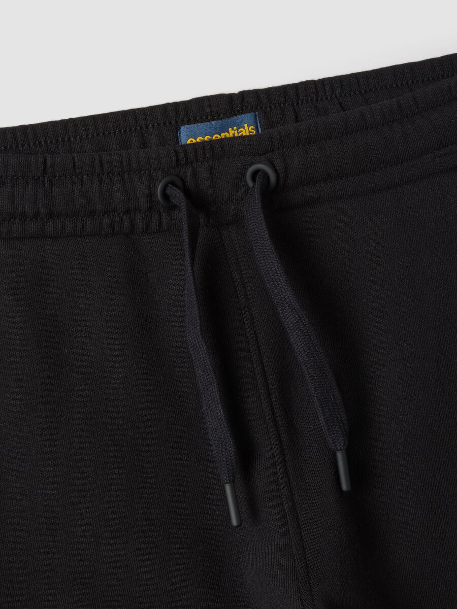 Jogger nero in puro cotone organico con coulisse per ragazzo_5