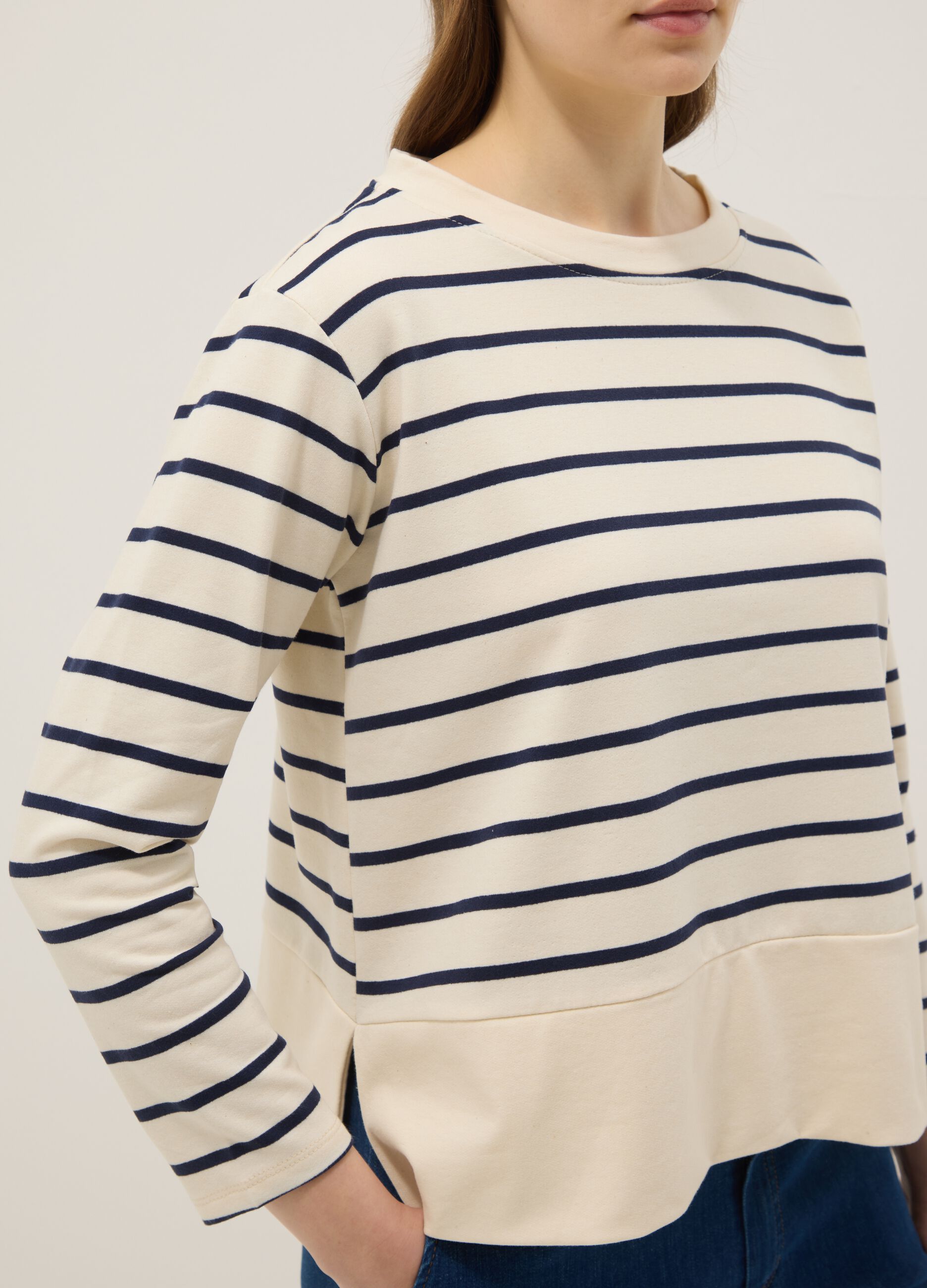 White cotton-stretch top with blue stripes, regular fit