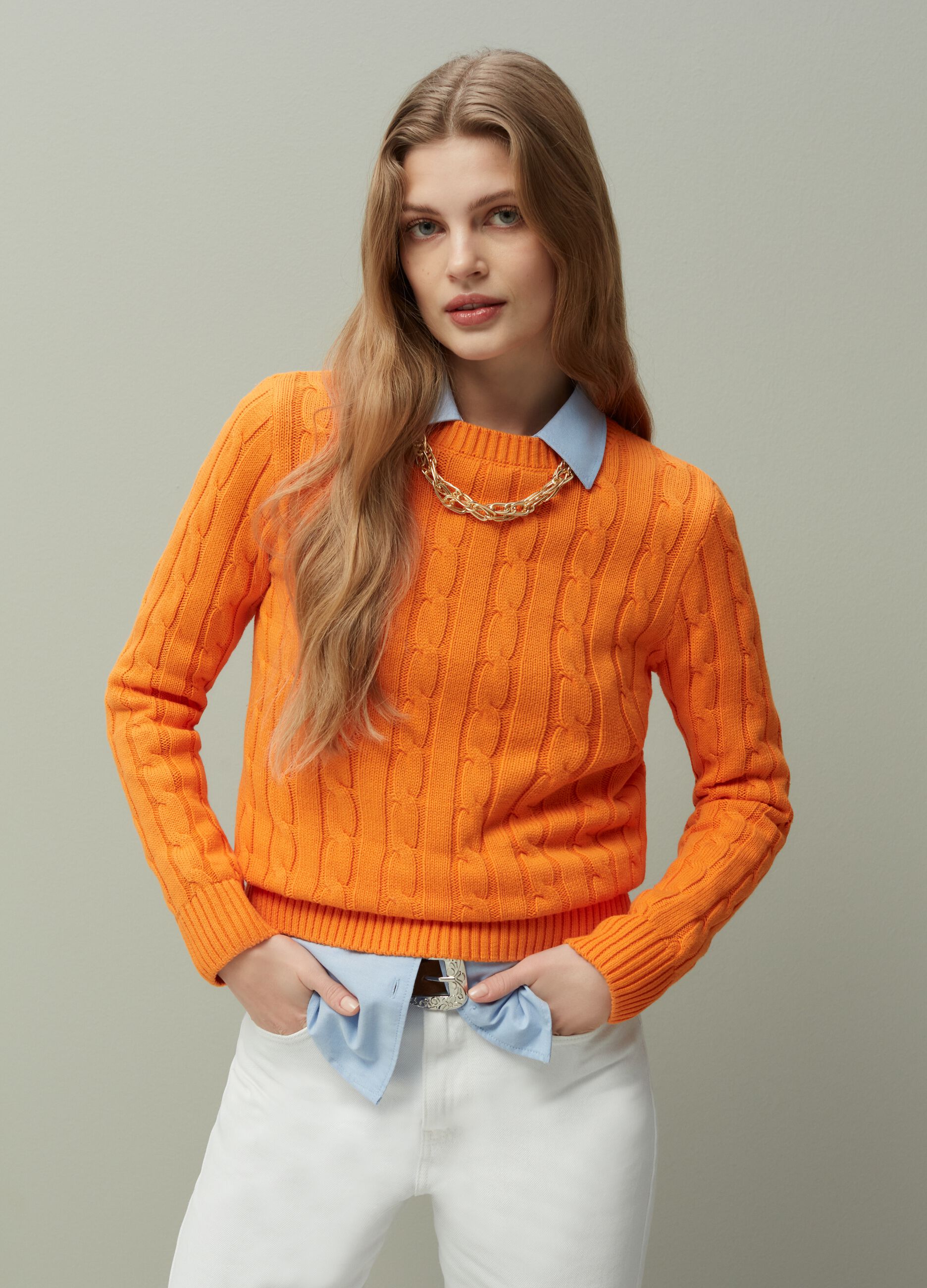 Pullover in cotone con lavorazione a treccia