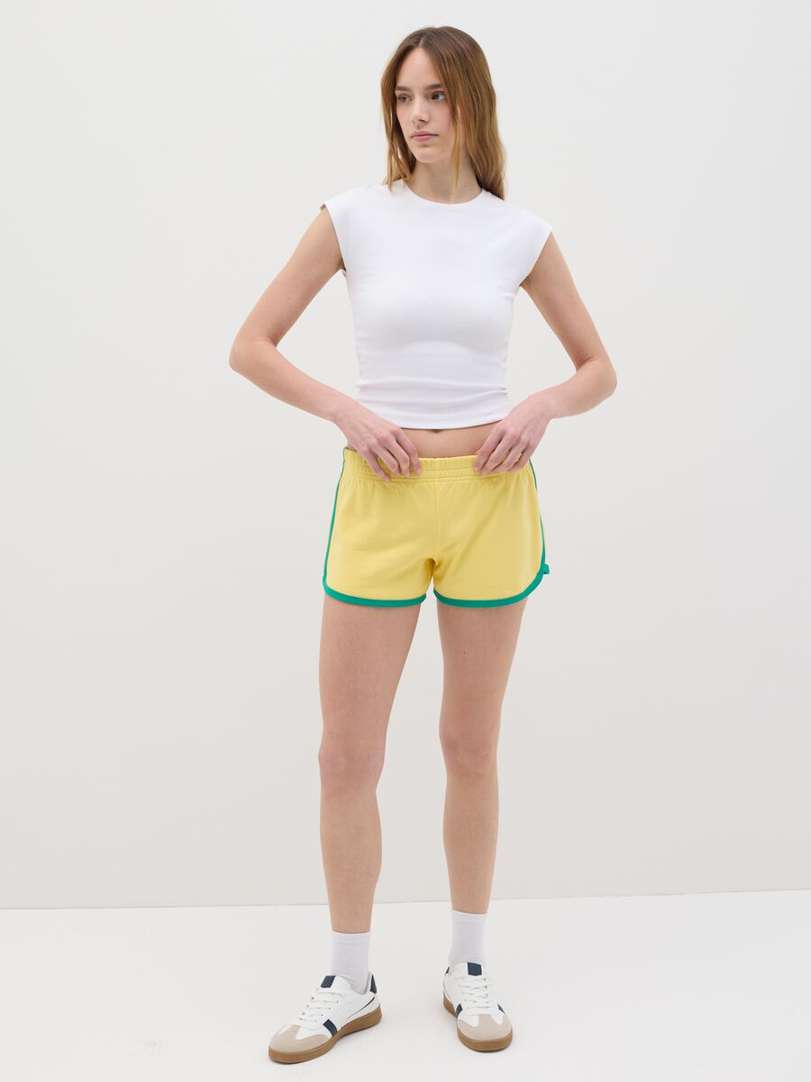 Women’s shorts in 100% yellow cotton with regular fit and print_0