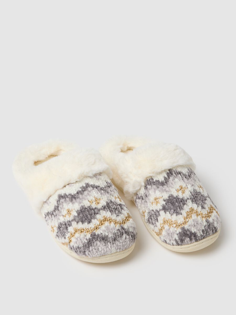 Grey slippers with woven pattern_1
