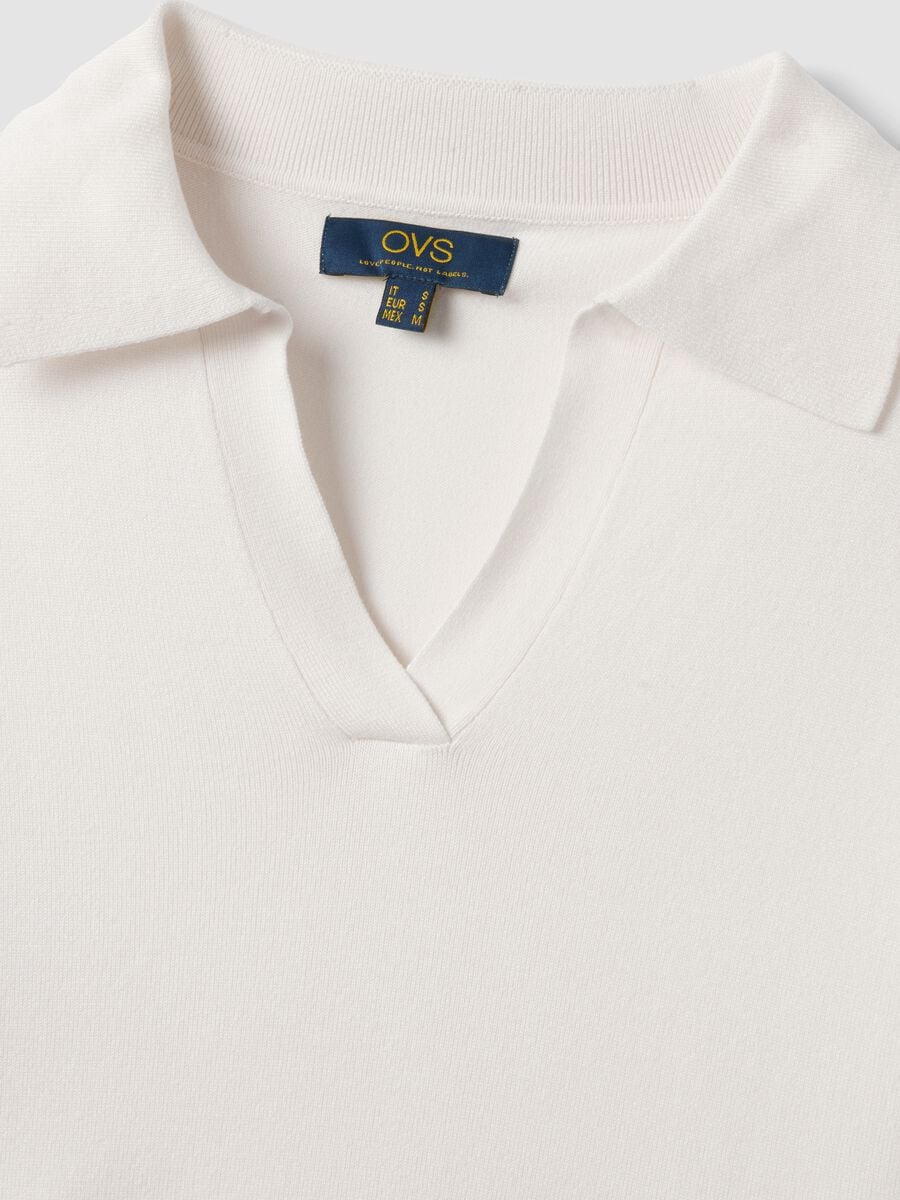 Maglia bianca in misto viscosa con colletto polo regular fit_6