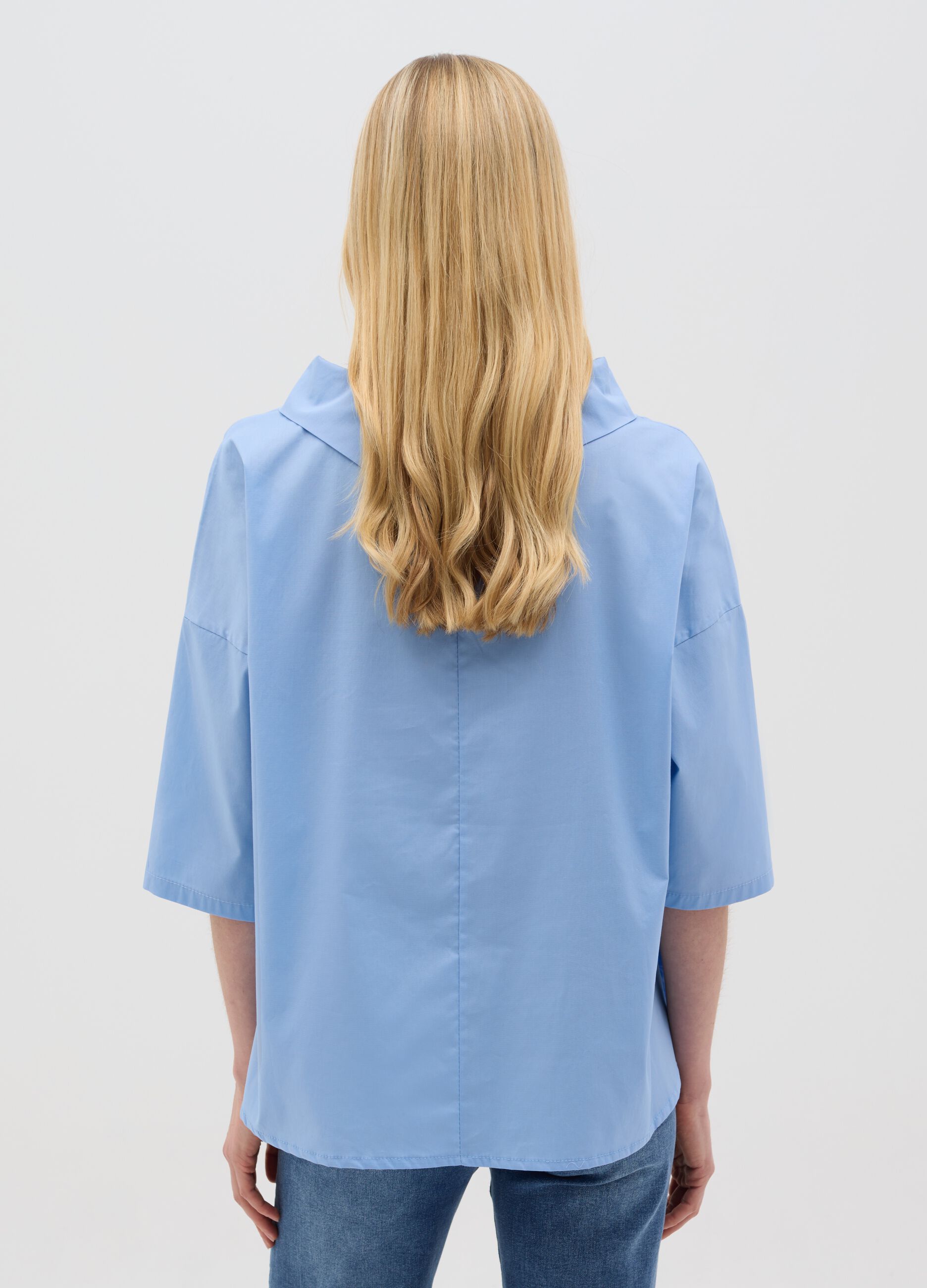 Blue blouse with three-quarter sleeves