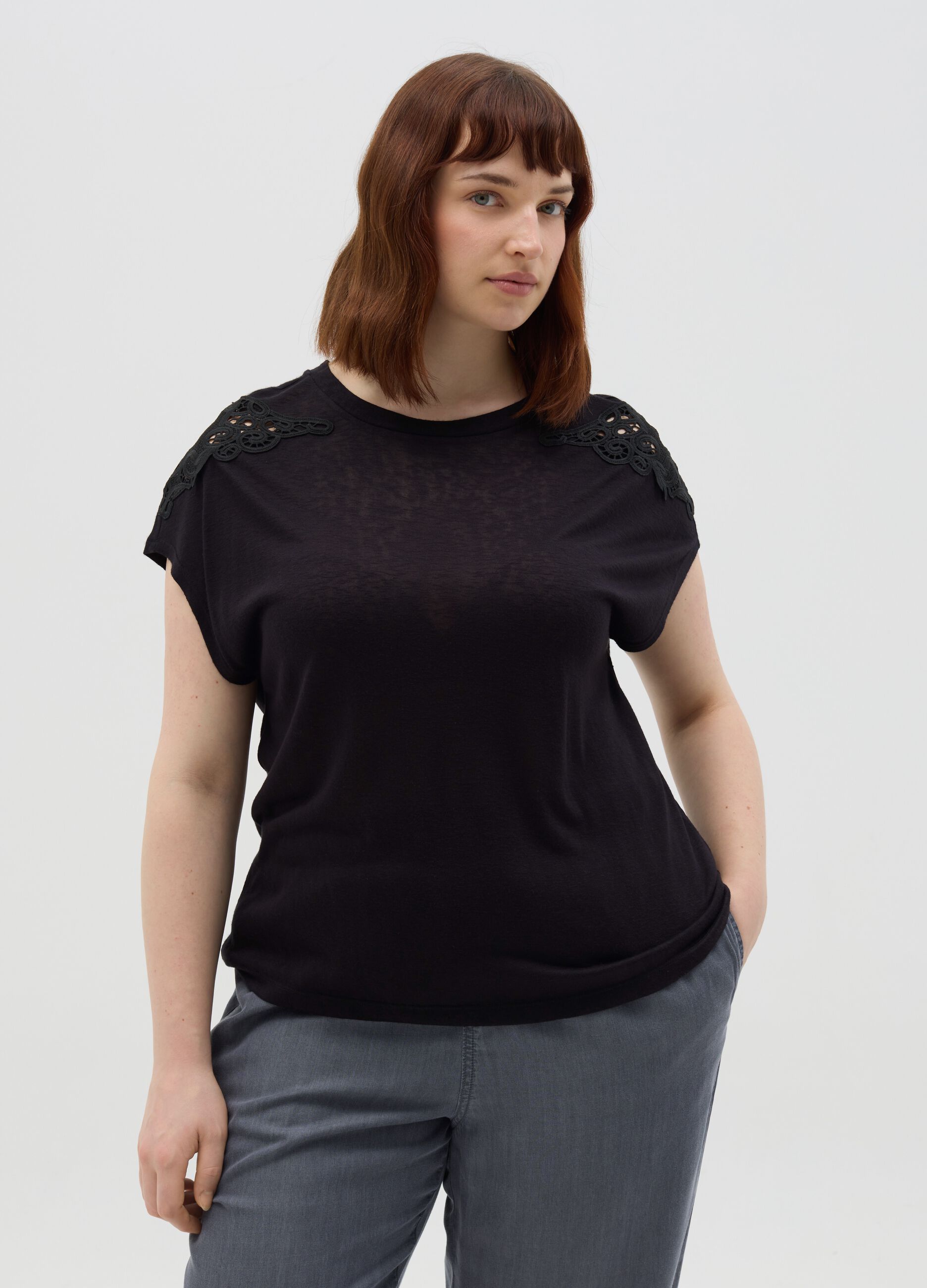 Curvy black T-shirt with lace details